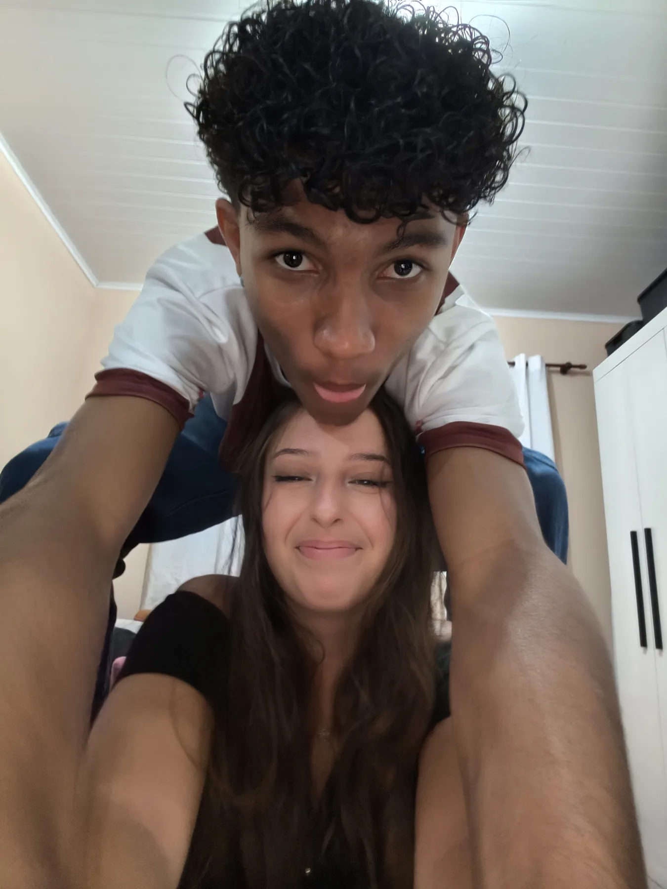 Cristhian e Maria Heloísa em uma selfie divertida dentro de casa